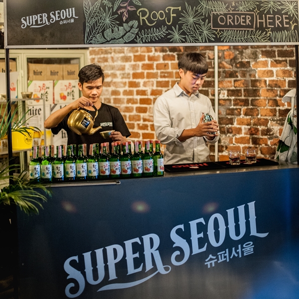 ชิลเอาท์รับลมหนาวบนดาดฟ้า ที่ ‘ SUPER SEOUL CAFÉ ’