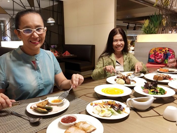 สอง บก.คนสวยจาก FoodBuzzle.com และ Seceleb.net มาร่วมชิมเมนูใหม่