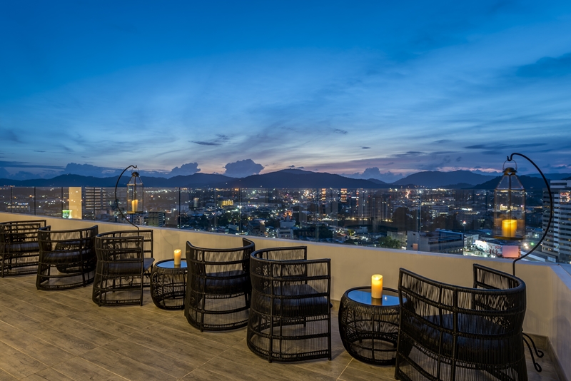 ESTRELA SKY LOUNGE – เอสเทรอลาร์ สกาย เลาจน์ รูฟท็อปบาร์แห่งแรกในเมืองภูเก็ต